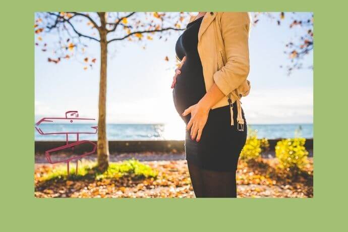Eine schwangere Frau im Herbstlicht. Für Frauen mit unerfülltem Kinderwunsch ist das ein schwerer Anblick.